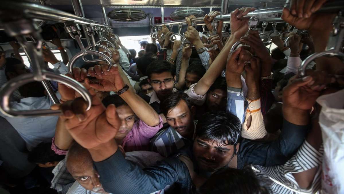 ट्रेन में यात्रियों की भीड़ के बीच फंसे युवक का घुटा दम, जीआरपी ने पोस्टमार्टम के लिए भेजा शव