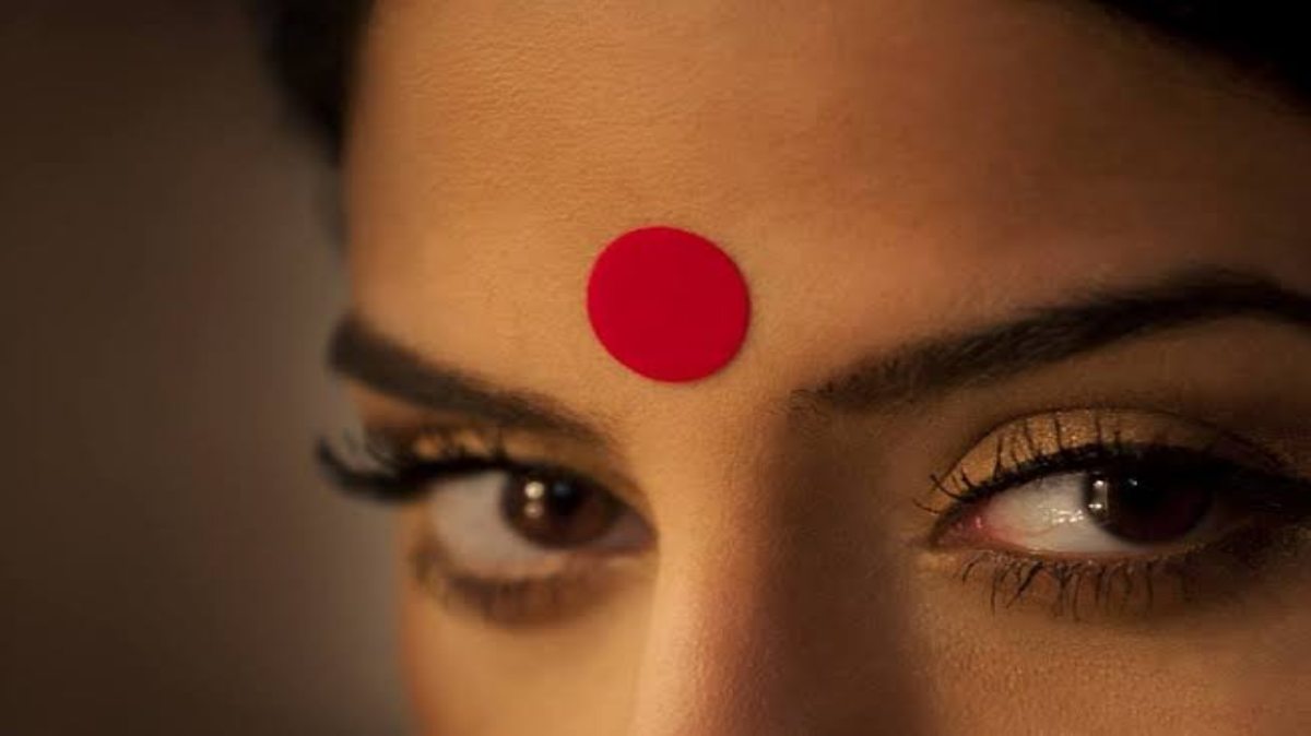 Bindi Lgane Ke Fayde: हिन्दू धर्म में महिलाओं का माथे पर बिंदी लगाना माना जाता है शुभ, यहां जाने बिंदी लगाने के फायदे